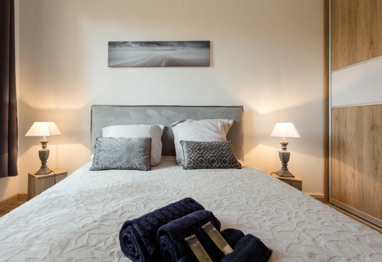 Stylish White And Red Apartments Juan-les-Pins Luaran gambar