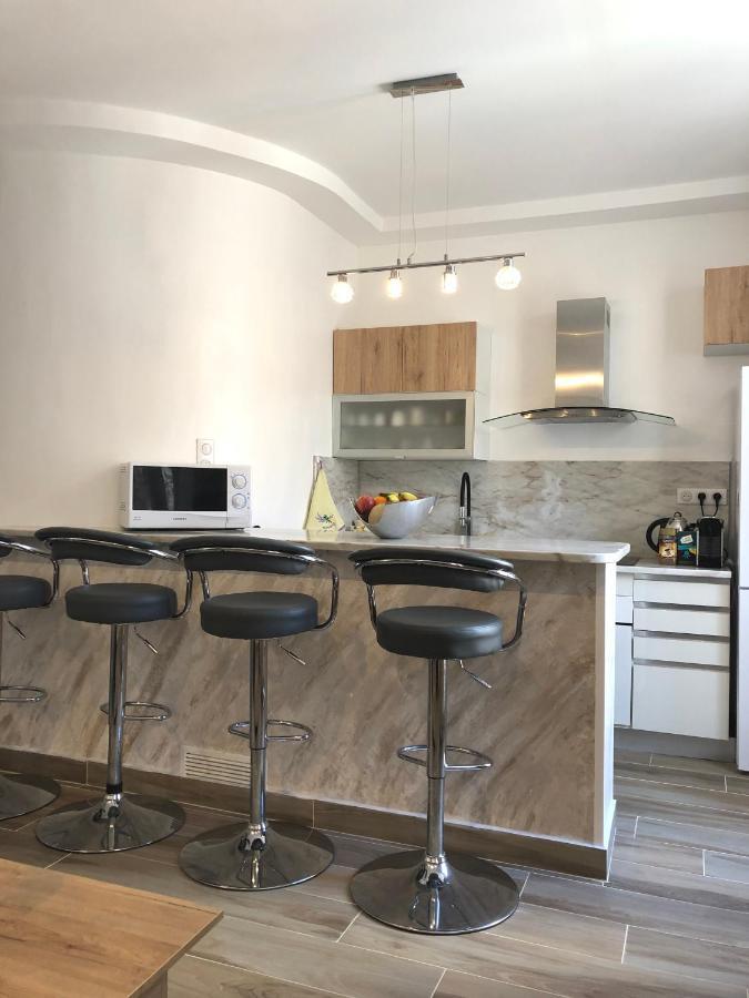 Stylish White And Red Apartments Juan-les-Pins Luaran gambar