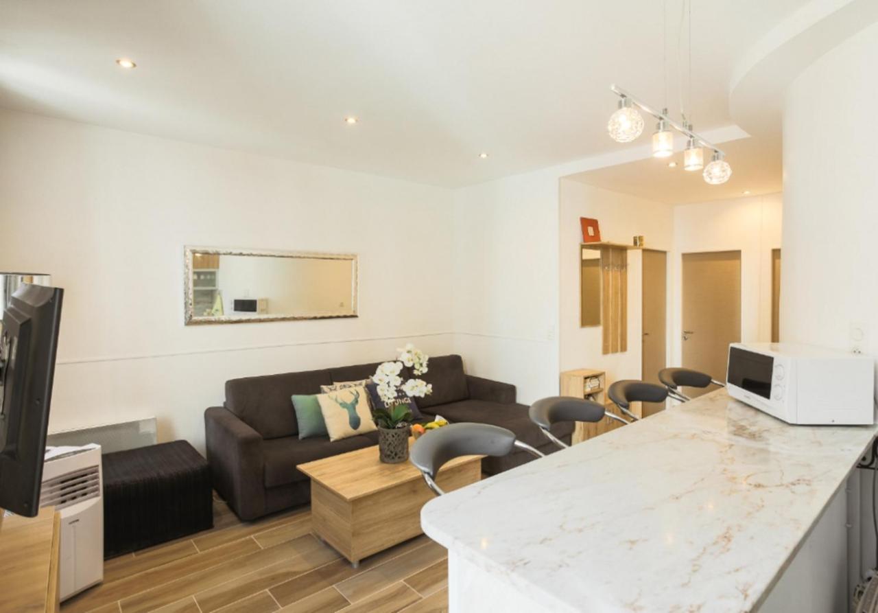 Stylish White And Red Apartments Juan-les-Pins Luaran gambar